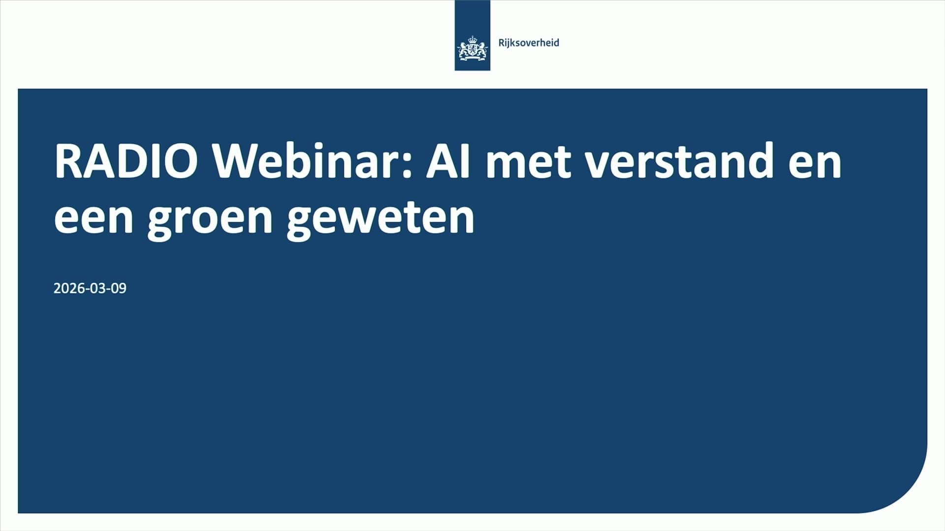 Titelblad in Rijkshuisstijl met daarop persoon achter laptop in illustratiestijl met daarnaast tekst  'RADIO Webinar: AI met verstand en een groen geweten'
