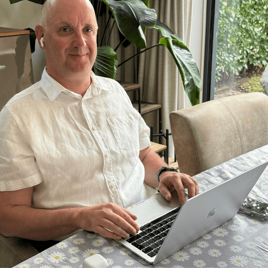 Portretfoto Rik Wouters aan keukentafel achter laptop