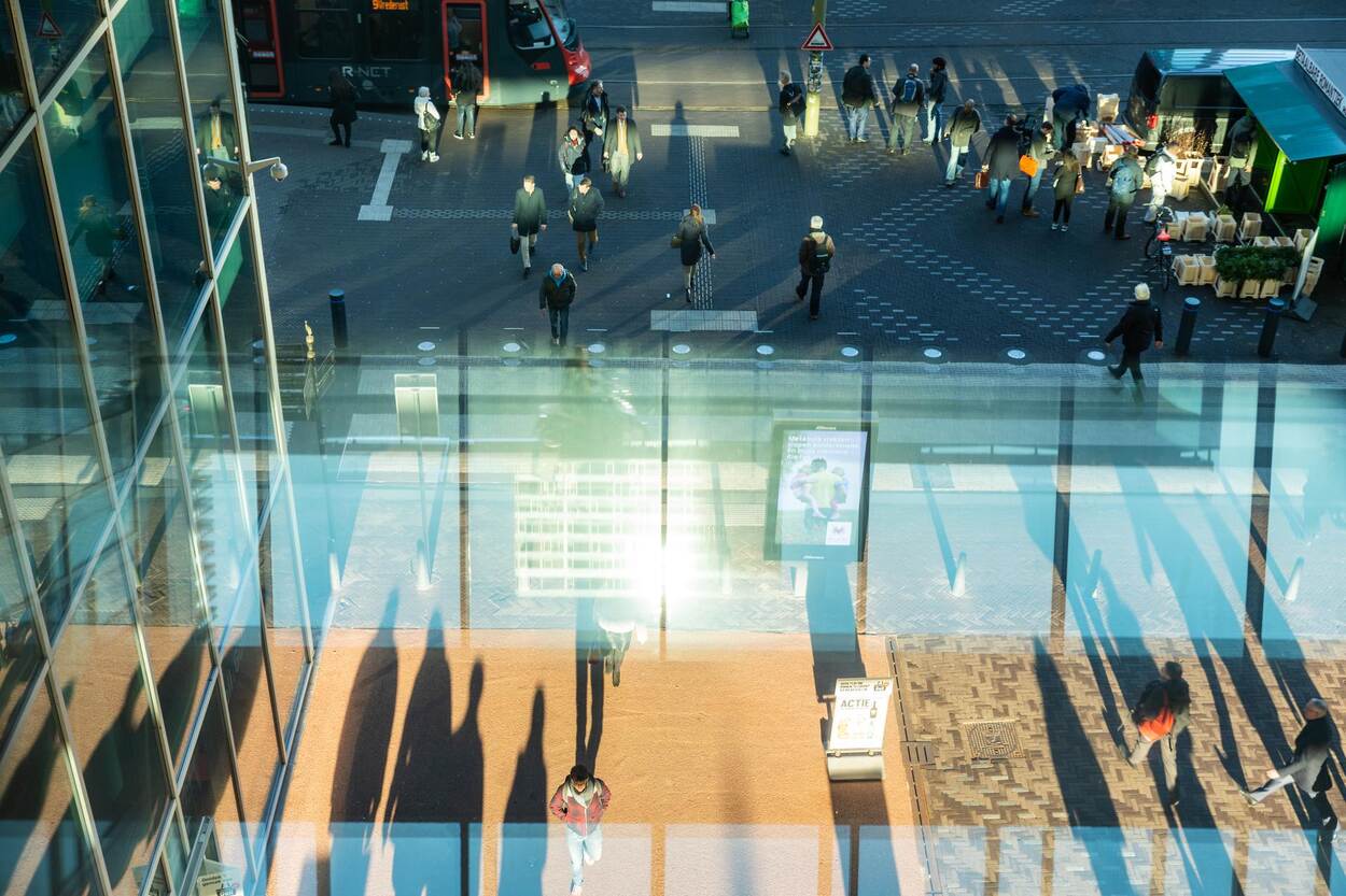 Geel met blauwe doorkijkje naar mensen achter een ruit