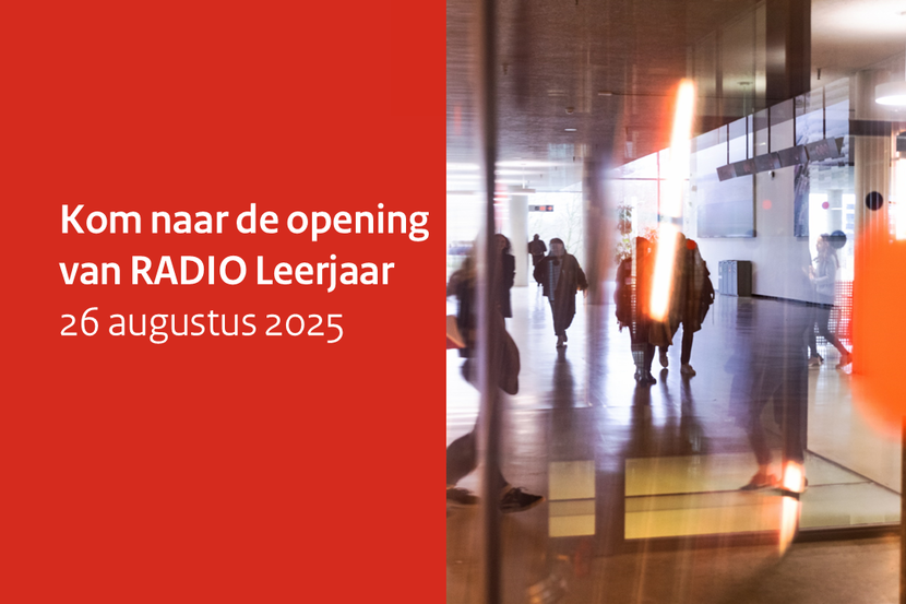 Tekst: Kom naar de opening van het RADIO Leerjaar: 26 augustus 2025. Naast een corporate afbeelding van RADIO