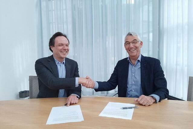 Ondertekening partnerschapovereenkomst door Ronald van den Hoogen en Ad Reuijl