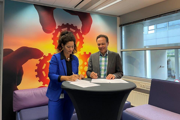 Nizanne Kruithof en Ronald van den Hoogen ondertekenen overeenkomst