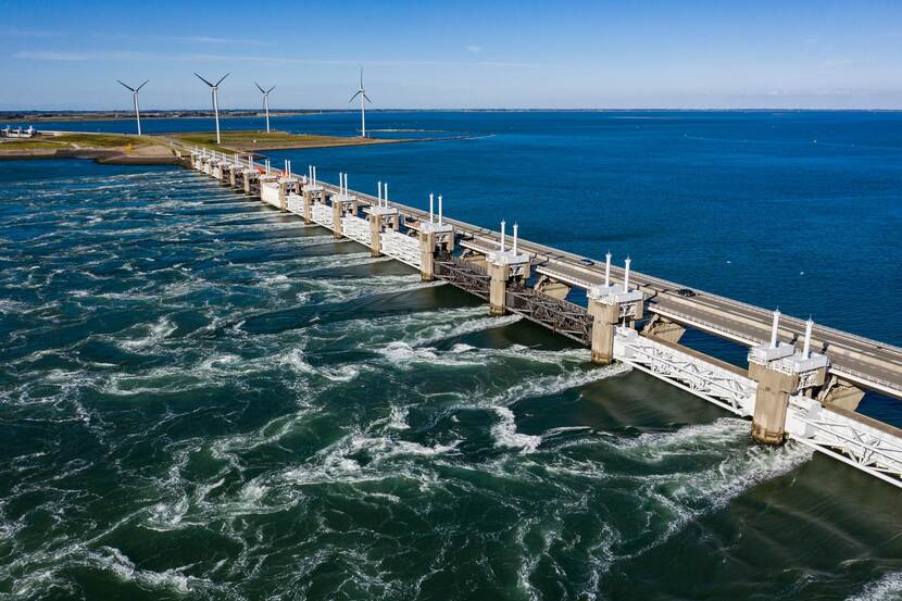 Oosterscheldekering zijaanzicht