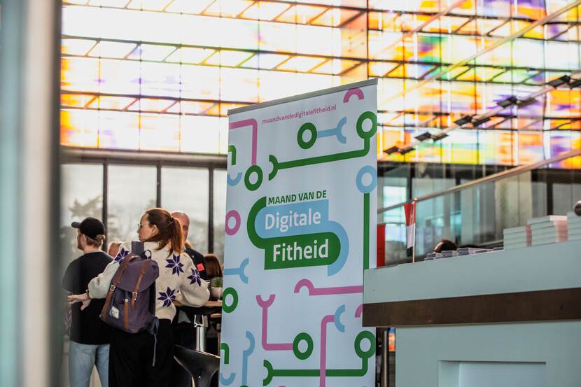 Banner van de Maand van de Digitale Fitheid bij ontvangst gasten in Beeld & Geluid