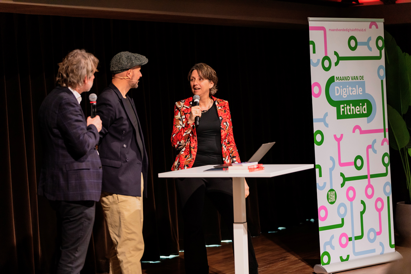 Marie Louise Borsje aan het woord op podium naast mede initiatiefnemer Martijn Aslander en dagvoorzitter