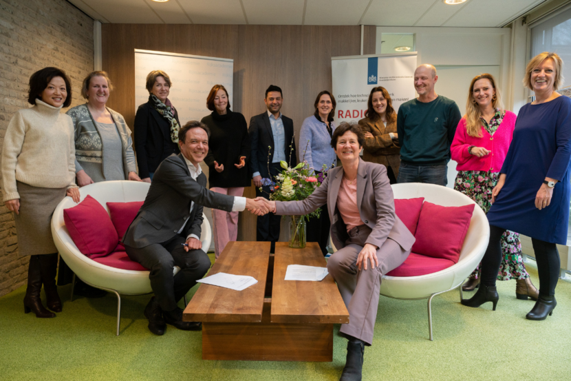 Ondertekening overeenkomst door directeuren academies voor alle aanwezig medewerkers