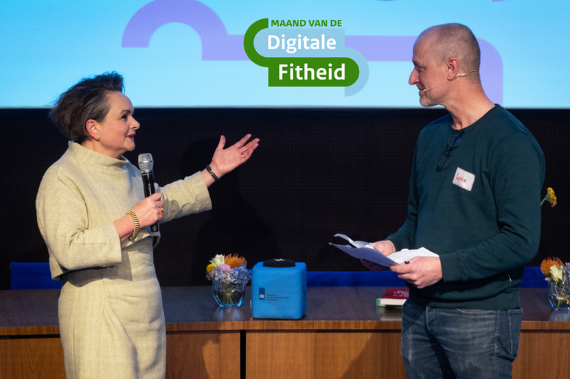 Staatssecretaris Van Huffelen voor zaal met interviewer voor opening event Maand van de Digitale Fitheid