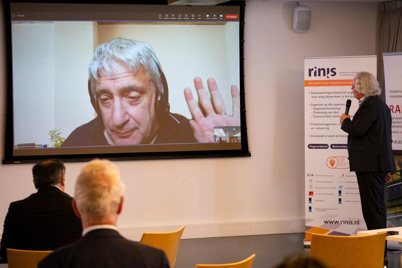 Directeur Kruispuntbank op beeldscherm tijdens online presentatie