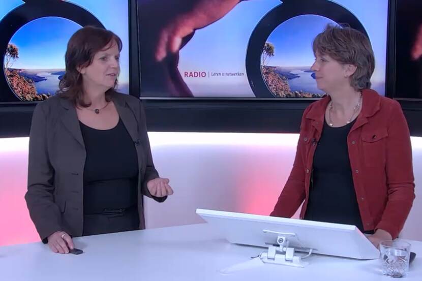 Irene legt in studio tijdens webinar uit en Marie Louise luistert aandachtig