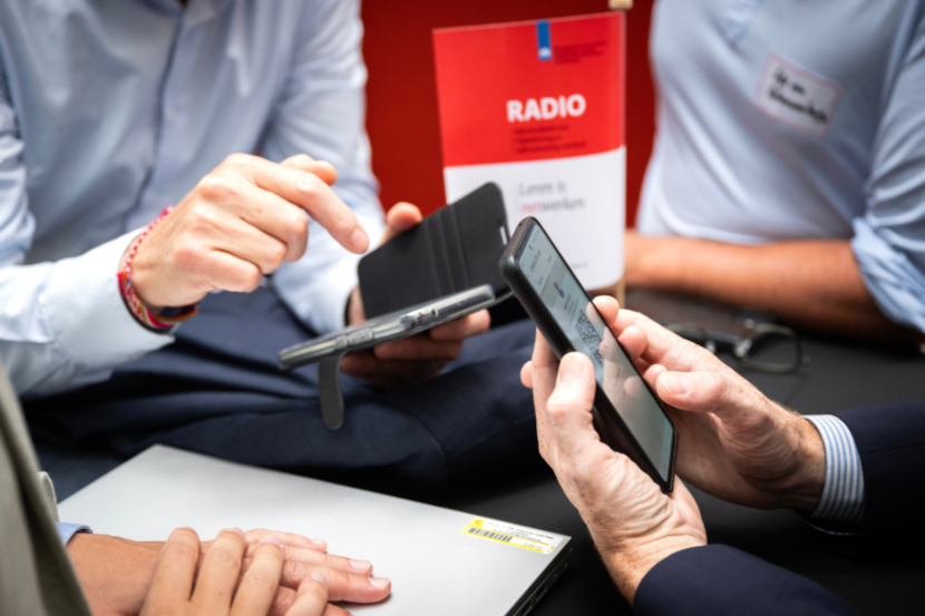 Ingezoomd op telefoons in handen van aanwezigen die netwerken