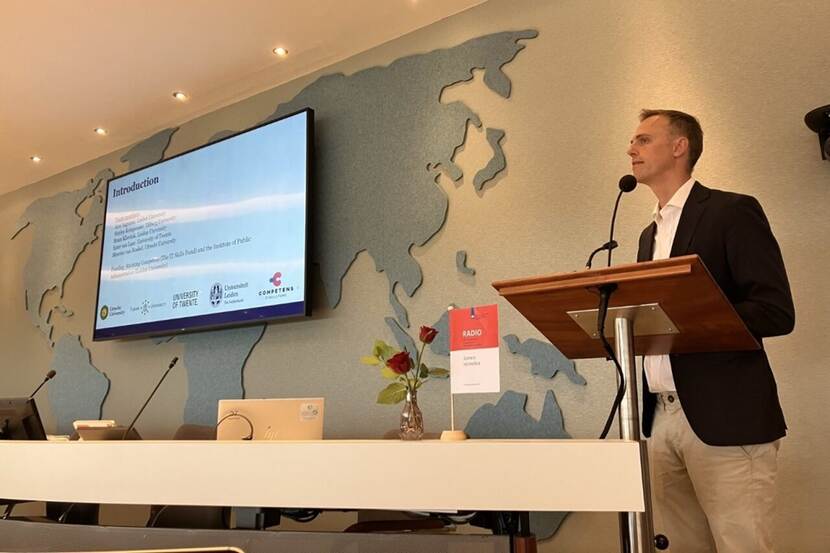 Alex Ingrams achter katheder tijdens zijn presentatie