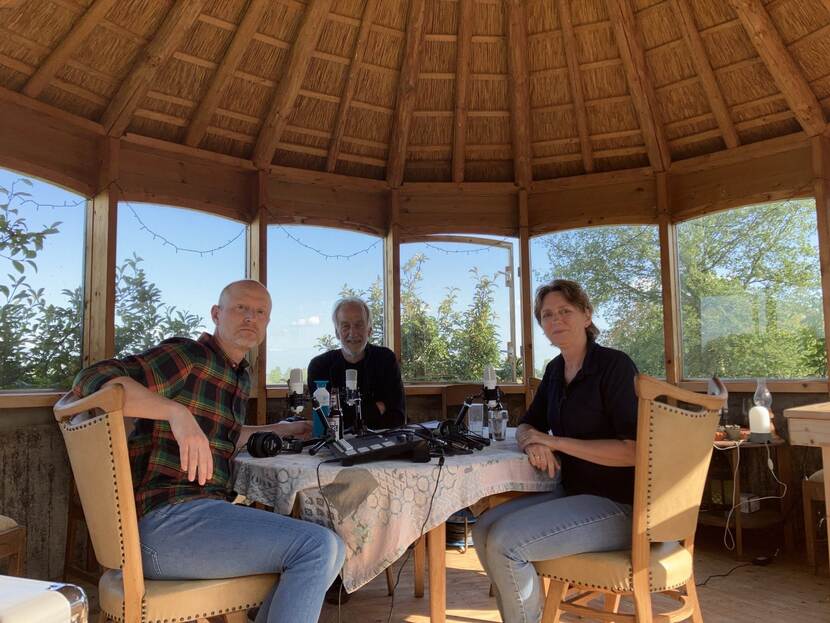 De 3 sprekers van de podcast tijdens de opname in een tuinhuis